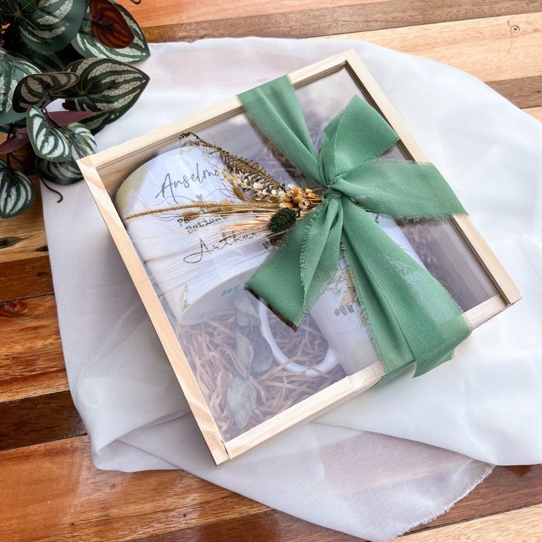 Kit Caixa Pinus + Duas Canecas Personalizadas