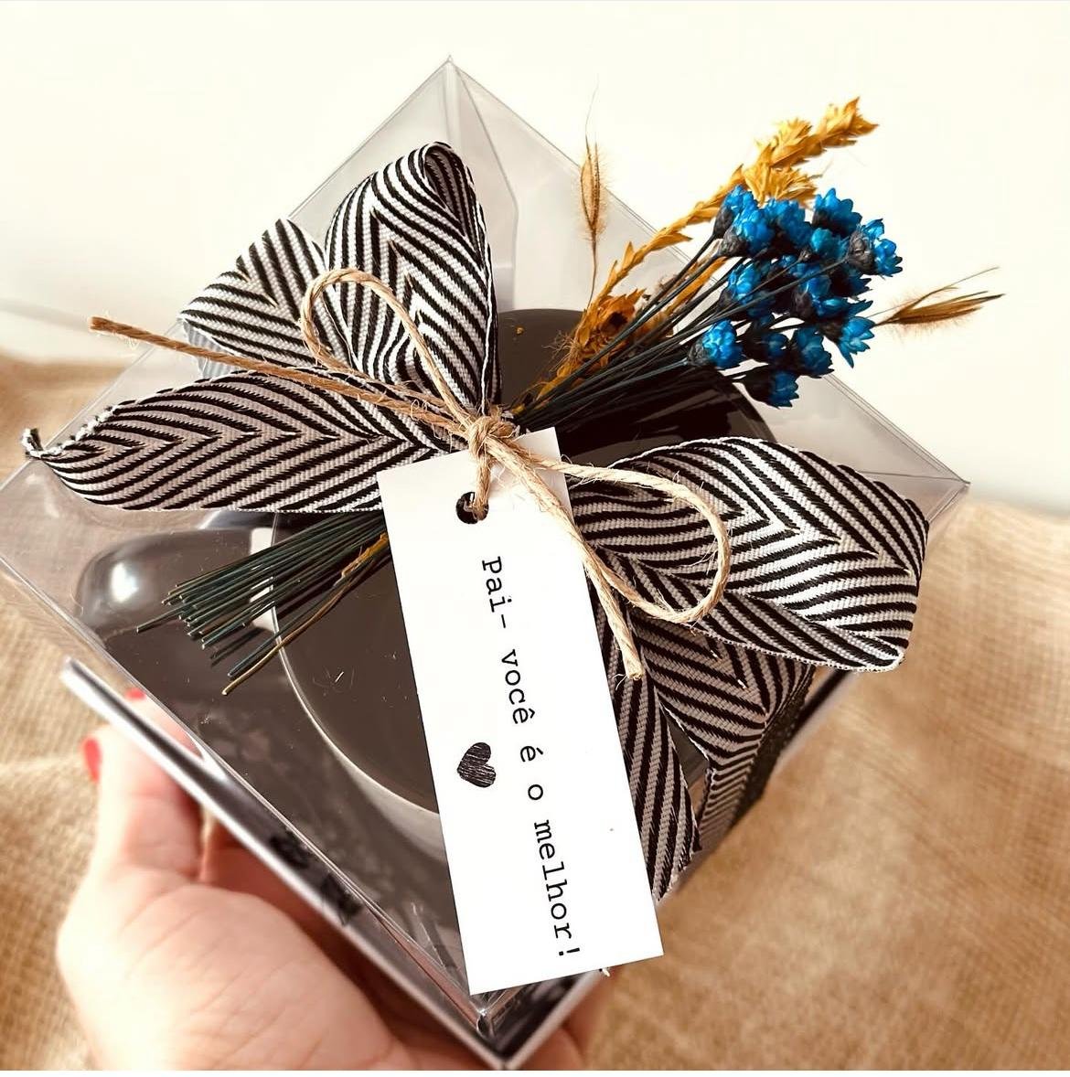 Caneca alça e interno colorido na Caixa de Acetato