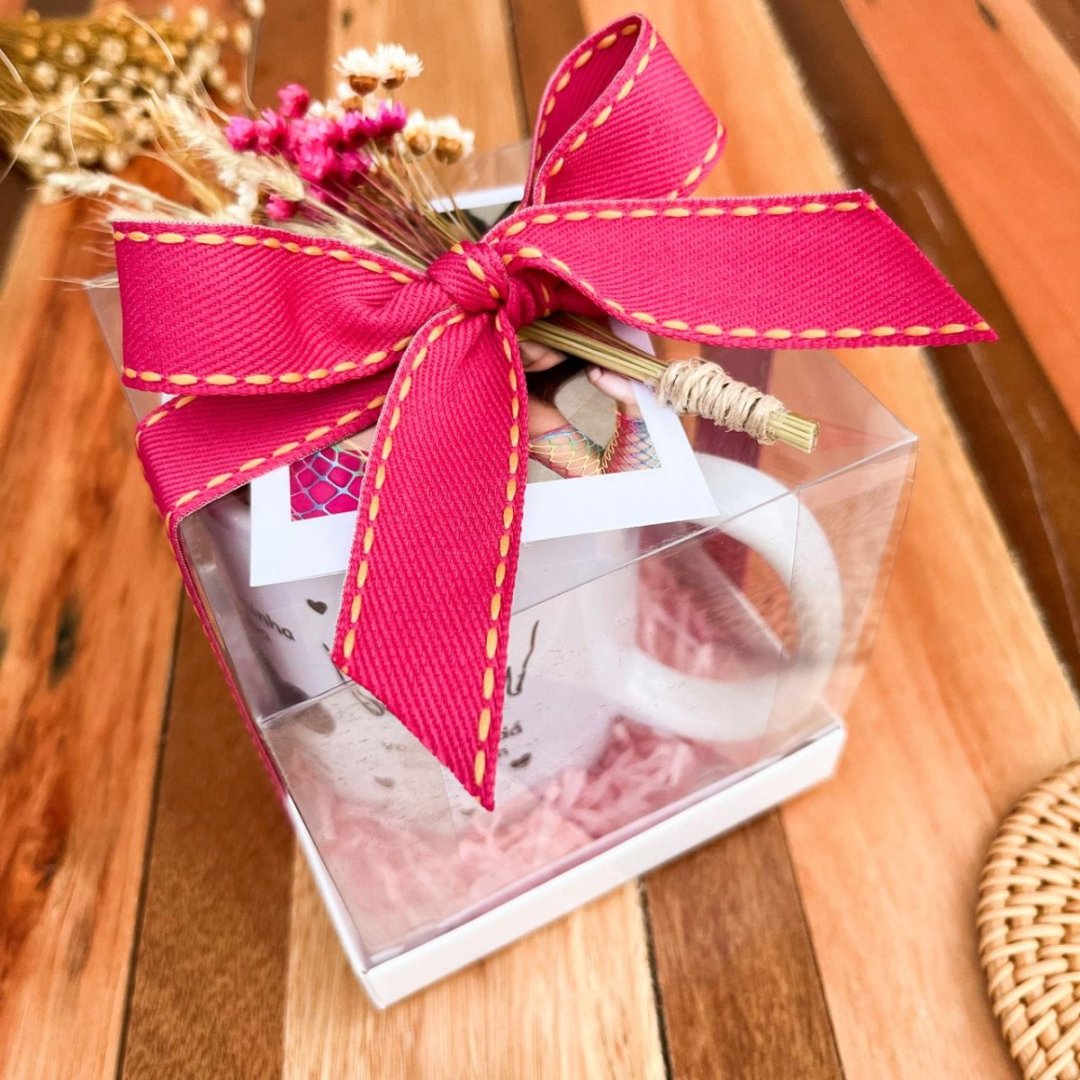 Caneca na caixa de acetato